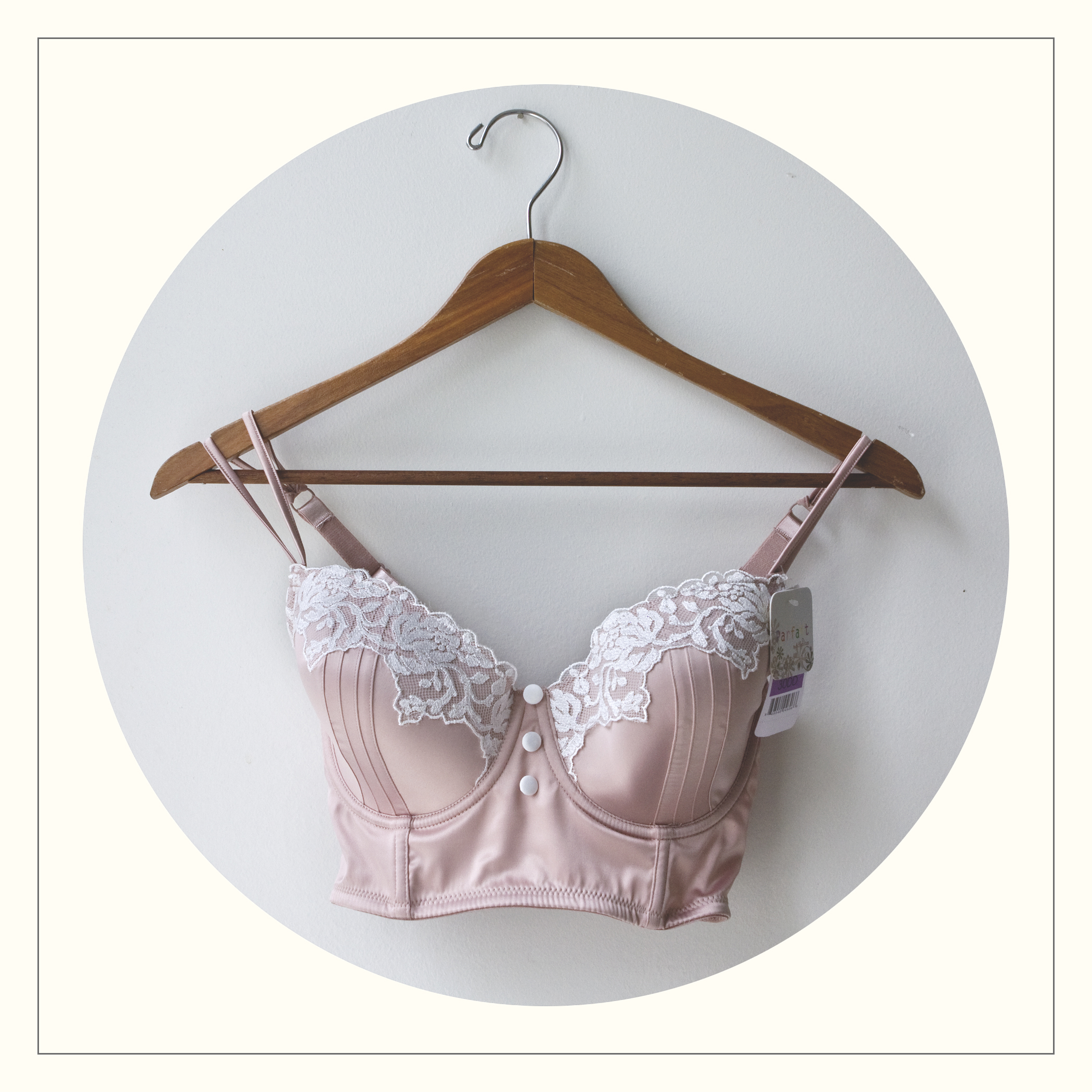Bra Identification] Bra from Facebook ad, does anyone recognize the  brand/style? : r/ABraThatFits